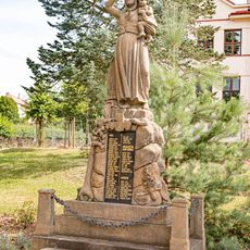 Pomník padlým v 1.světové válce u školy ve Staré Pace