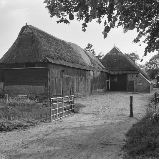 Boerderij met achterbaander en grote aangebouwde houten bijschuur