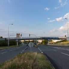 Lávka přes Jeremiášovu ulici u Píškovy ulice