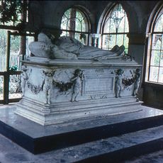 Могила и надгробие (с часовней) Е.Е. Угетти (1857(8)-1907), певицы (Павловск)