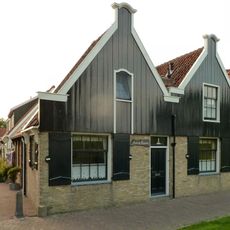 Pandje met houten voorschot met goede details; vensters met roedenverdeling