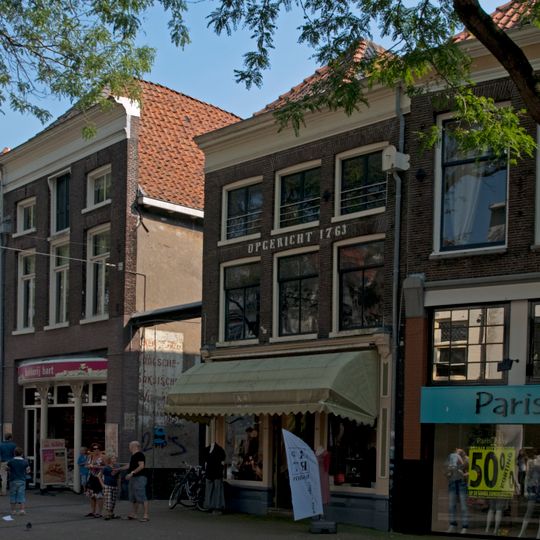 Pand met rechte lijstgevel en jongere onderpui