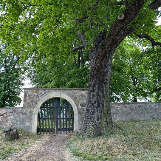 Einzeldenkmale der Sachgesamtheit Friedhof Gnandstein: Leichenhalle und Friedhofstor