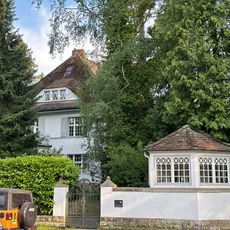 Wohnhaus mit Einfriedung Donnersmarckplatz 1, Donnersmarckallee