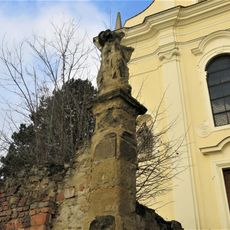 Socha Panny Marie vlevo u schodů ke kostelu v Horkách nad Jizerou