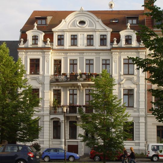 Mietshaus in geschlossener Bebauung mit Vorgarten Carl-von-Ossietzky-Straße 44