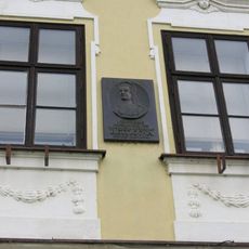 Pamětní deska Magdaleny Dobromily Rettigové na budově radnice v Rychnově nad Kněžnou