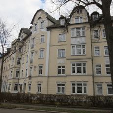 Mietshaus in geschlossener Bebauung in Ecklage, mit Vorgarten zur Paul-Jäkel-Straße Kanalstraße 41