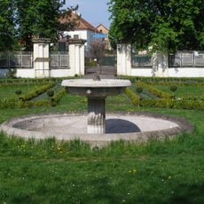 Kašna před zámkem v Horních Beřkovicích