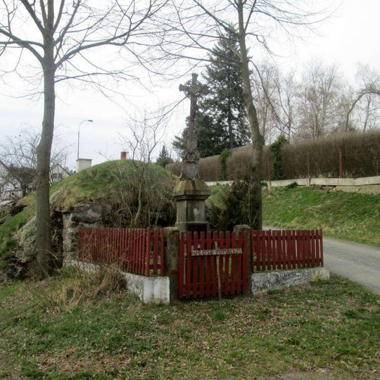 Kříž ve Velenovech na rozcestí