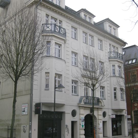 Mietshaus in offener Bebauung An der Markthalle 8