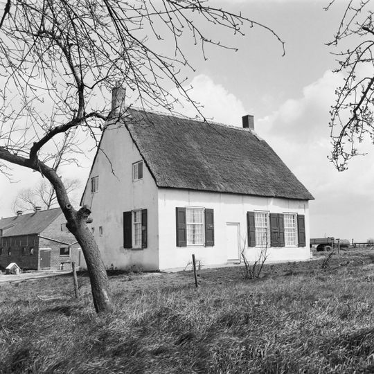 Boerderij met afzonderlijk woonhuis