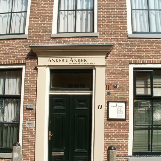 Eenvoudig vijf traveeën breed woonhuis met twee verdiepingen en geblokte kroonlijst