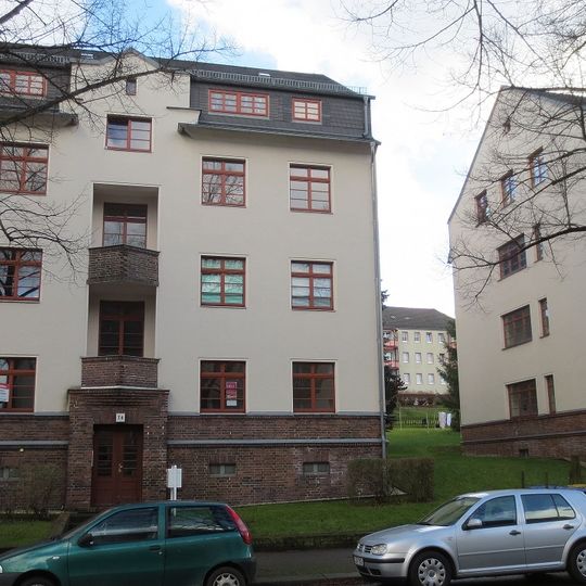 Mietshaus in offener Bebauung mit Vorgarten Zeißstraße 74