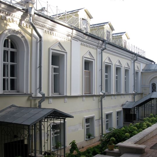 Восточный дом причта со служебными постройками