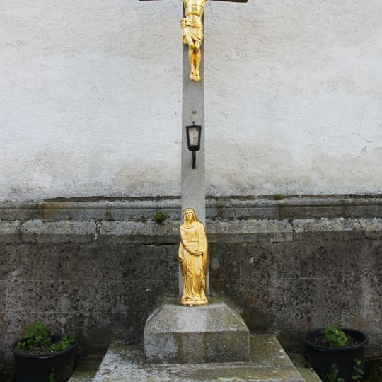 Kříž u zdi kostela Nanebevzetí Panny Marie v klášteře ve Vyšším Brodě