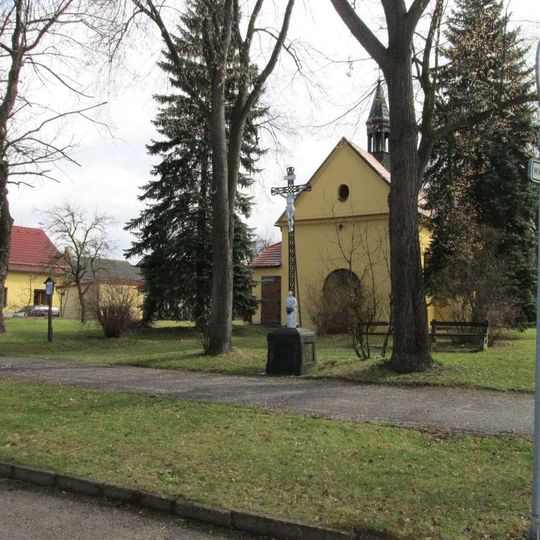 Kříž u kaple v Protivíně