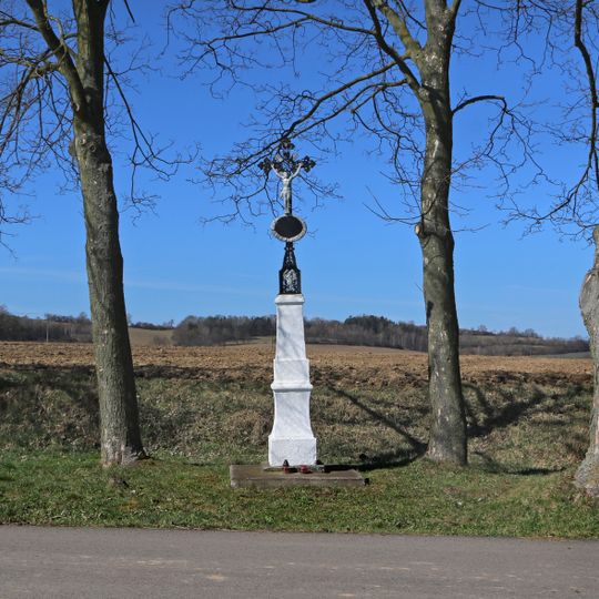 Kříž u silnice jižně od Tichonic