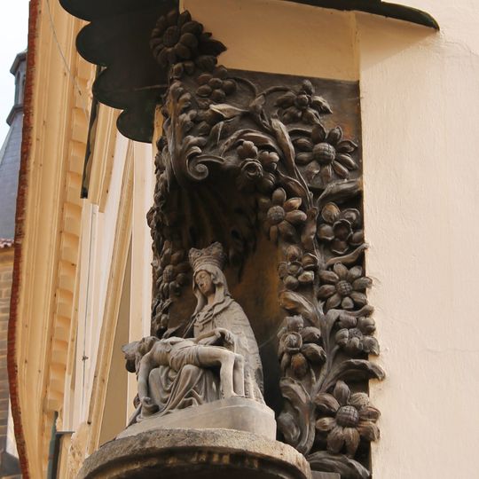 Socha Piety na rohu ulic Řetězová a Husova na Starém Městě