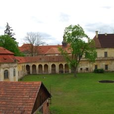 Arkádová chodba s altánem