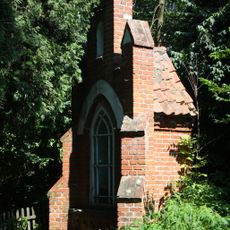 Kapliczka przydrożna obok cmentarza w Sułowie