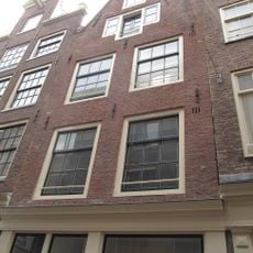 Pand met 18e-eeuwse gevel onder punttop