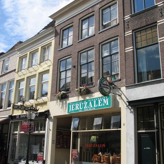 Pand met lijstgevel en jongere winkelpui