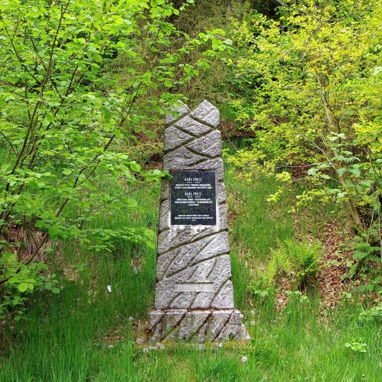 Pomník Karla Preise u lesní cesty na severním okraji Kraslic