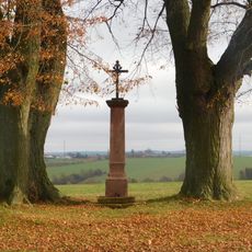 Kříž u kostela v Podvecích