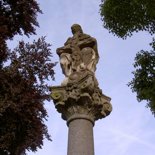 Dreifaltigkeitssäule an der Friedhofsmauer