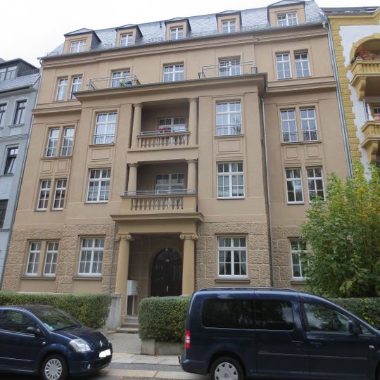 Mietshaus in geschlossener Bebauung mit Vorgarten Leonhardtstraße 38