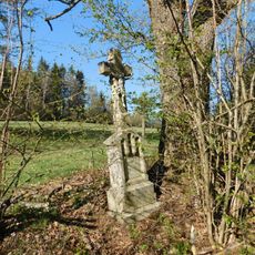 Kříž manželů Fialových u cesty východně od Hojkova