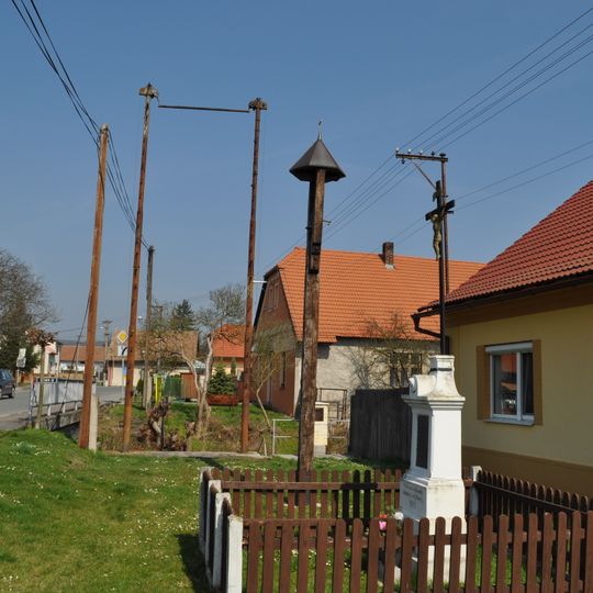 Zvonička a kříž ve středu Opolánek