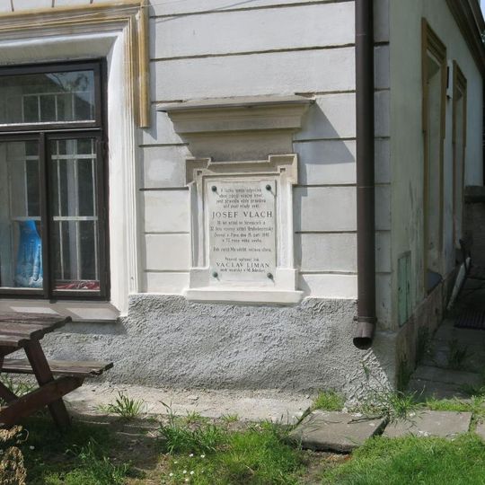 Pamětní deska Josefa Vlacha na domě Mírové náměstí 63 v bezně