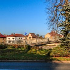 Lávka přes Tichou Orlici u nábřeží Krále Jiřího v Chocni