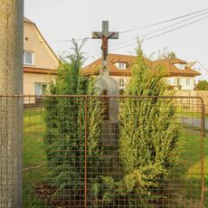 Kříž v Postřelmůvku u hlavní silnice