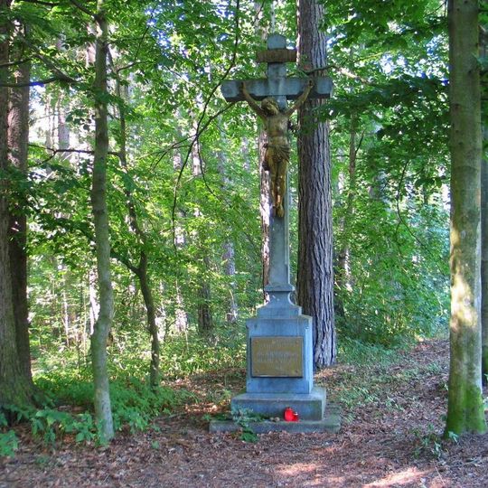 Pamětní kříž v lese u Nebušic