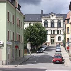 Schule mit Turnhalle und seitlicher Toreinfahrt und Einfriedung Schillerstraße 26