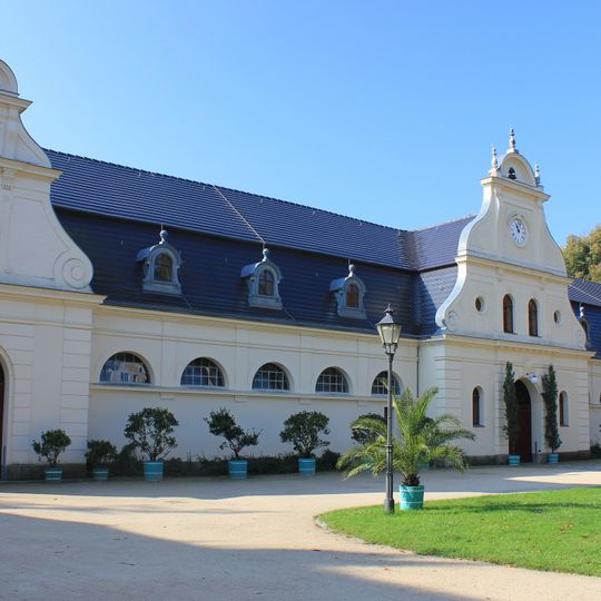 Vorwerk, bestehend aus Alter Schmiede zwei Wohnhäusern für Bedienstete , einer Remise , dem Schloss_Muskau , einem Stallgebäude (ohne Anschrift, nor