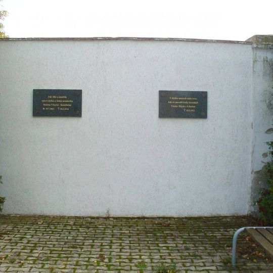 Pamětní desky na zdi zahrady zámku v Libočanech