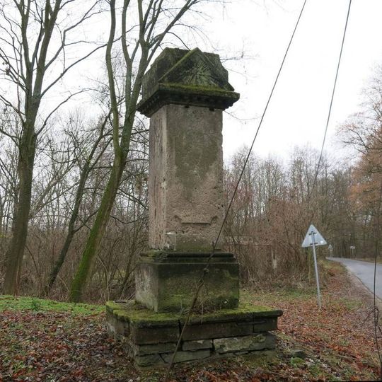 Podstavec ulomeného kříže na jižním okraji Konojed