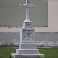 Kříž v Albrechticích u kostela