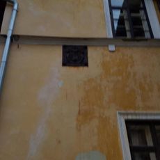 Pamětní deska na zámečku Roželov I