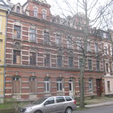Mietshaus in geschlossener Bebauung mit Vorgarten Klarastraße 13a