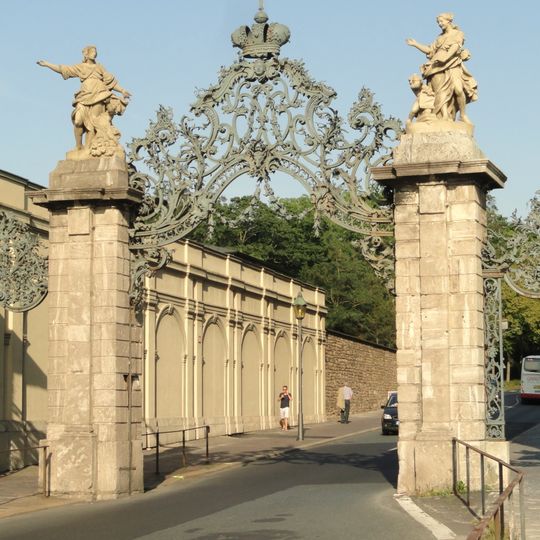 Zwei den Corps-de-Logis der Residenz flankierende Pfeilertore, im Norden das sogenannte Rennweger Tor