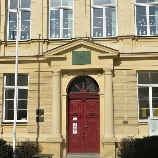 Pamětní deska Františka Hrnčíře na škole v Komenského ulici v Nymburku