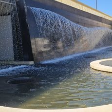 Specchio d'acqua e cascata