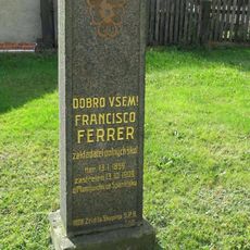 Pomník Francisca Ferrera u obecního úřadu v Lomu u Mostu