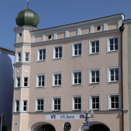 Wohnhaus, jetzt Filiale der Volksbank