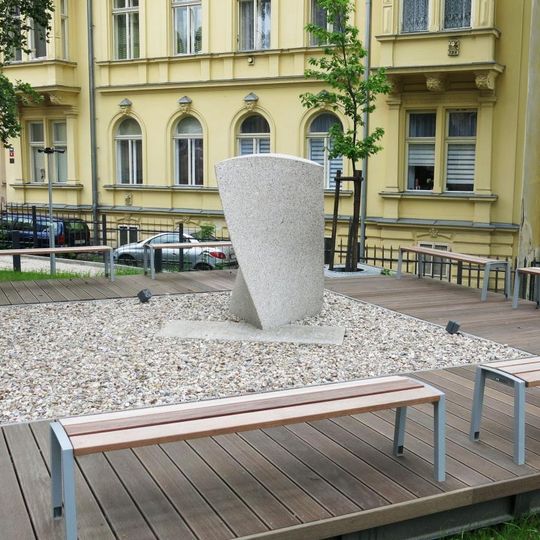 Památník zničené synagogy u muzea skla v Jablonci nad Nisou